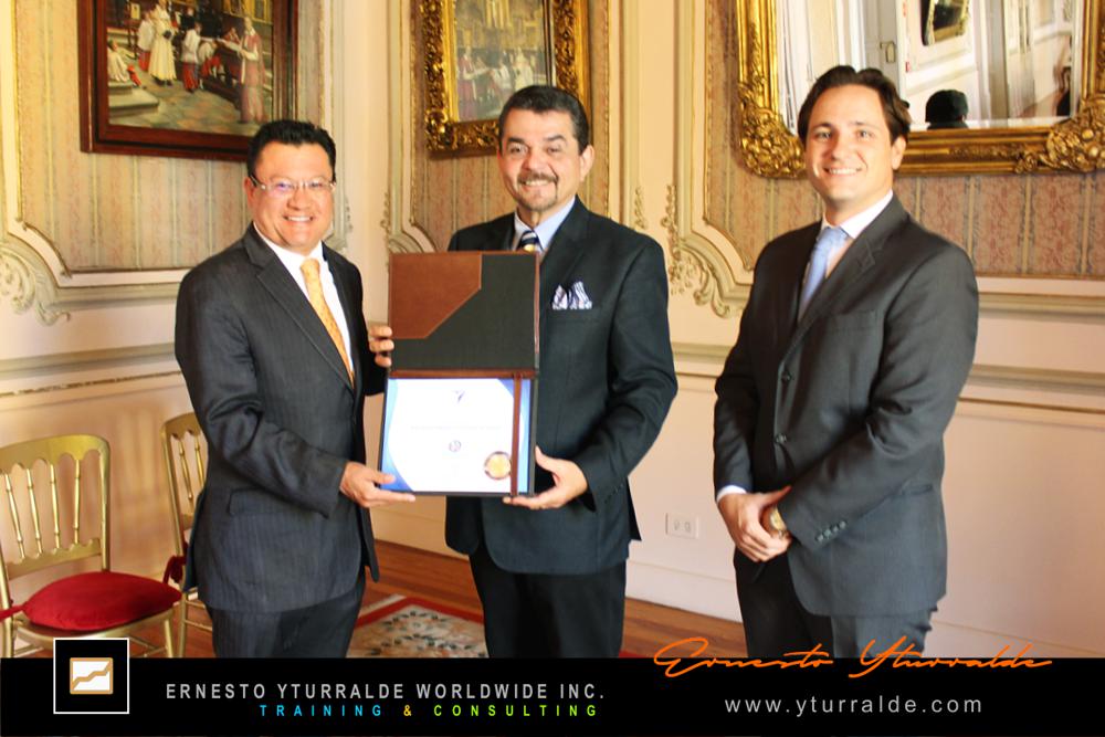 Distinción EMAR Emérito otorgada a Ernesto Yturralde por alto rendimiento profesional