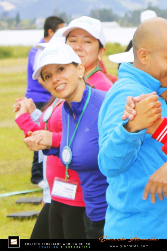 Dinámica experiencial de Team Building que impulsa la colaboración y el sentido de pertenencia del equipo